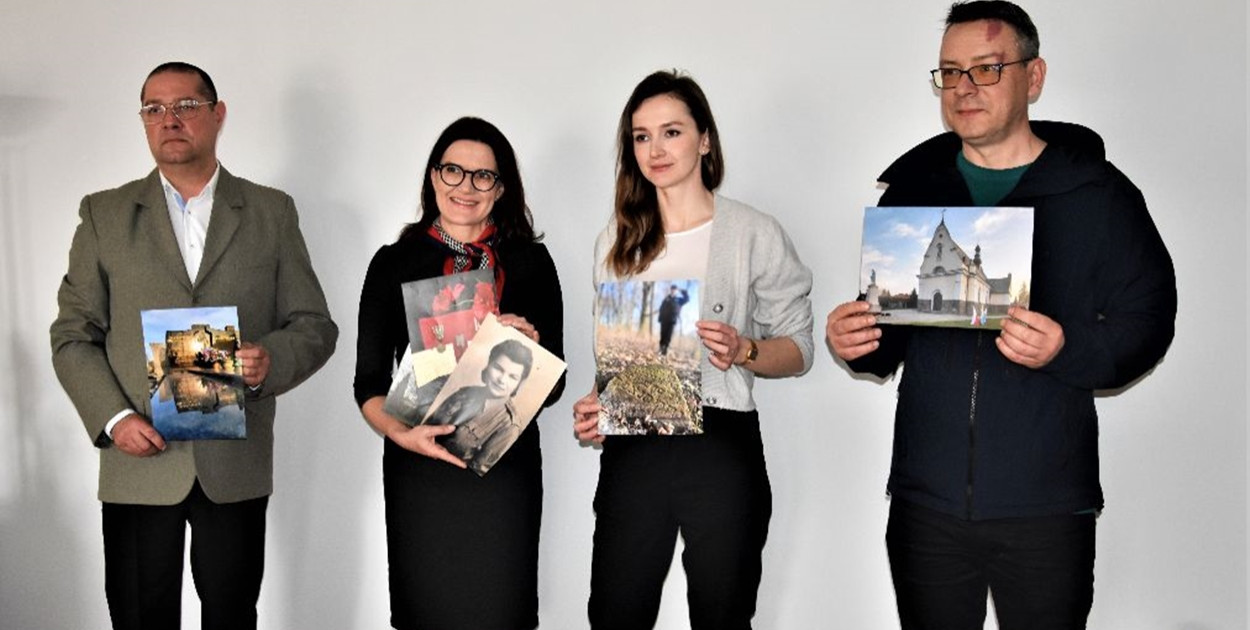 Jury konkursu - od lewej: Piotr Jaszczur, prezes Stowarzyszenia Proobronnego Centrum Edukacji Wataha, starosta Elżbieta Wiśniewska, Barbara Rudzińska, kierownik Referatu Promocji i Komunikacji Społecznej Starostwa Powiatowego w Płońsku i Paweł Wudarczyk, znawca fotografii [fot.: zbiory starostwa] 