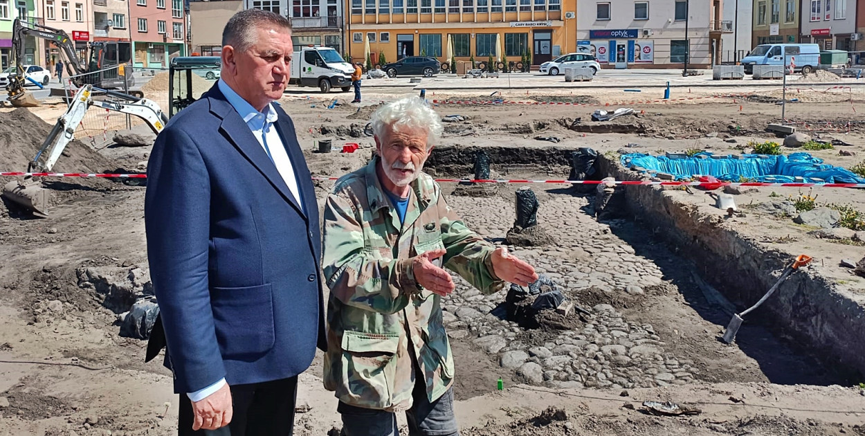 Burmistrz Andrzej Pietrasik i archeolog Marek Gierlach w rejonie wykopalisk [fot.: Łukasz Wielechowski]