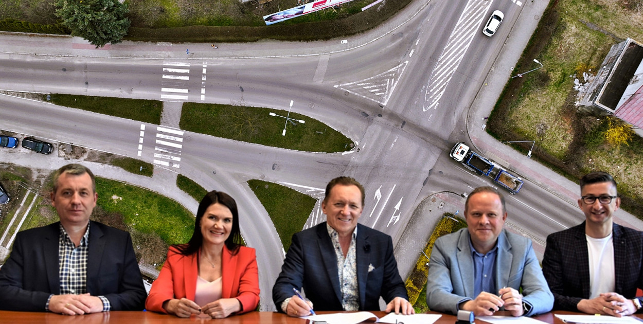 [fot. skrzyżowania: Paweł Nagadowski, podpisanie umowy: zbiory starostwa/od lewej: Krzysztof Wrzesiński, Elżbieta Wiśniewska, Adam Nowakowski, Marcin Piechocki, Robert Adamski