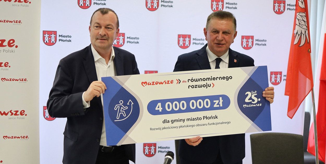 Wicemarszałek Raboszuk i burmistrz Płońska z symbolicznym czekiem na 4 mln zł [fot.: zbiory redakcji] 