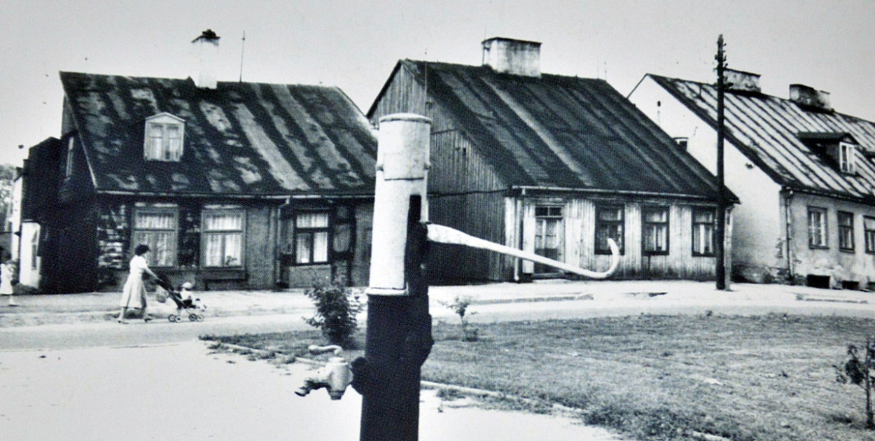 Zabytkowa pompa ręczna przy dawnej ulicy 19 Stycznia/dziś Pułtuskiej w Płońsku. Fotografia pochodzi z okresu PRL-u, a wykonał ją Wojciech Zawadzki, fotoreporter Krajowej Agencji Wydawniczej. Oryginał fot. znajduje się w zbiorach Pracowni Dokumentacji Dziejów Miasta Płońska