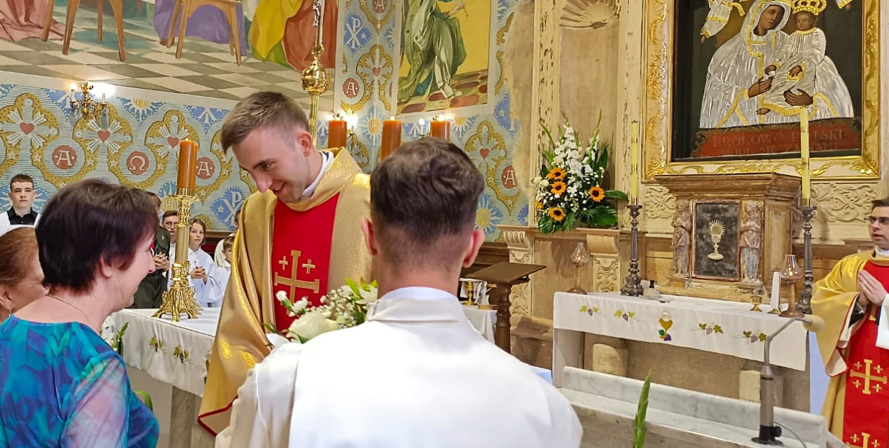 - Na pewno euforia, radość, ale dzisiaj większy stres, bo to pierwsza Msza św. w mojej rodzimej parafii - mówi ks. Radosław Pilśnik [fot.: Łukasz Wielechowski]