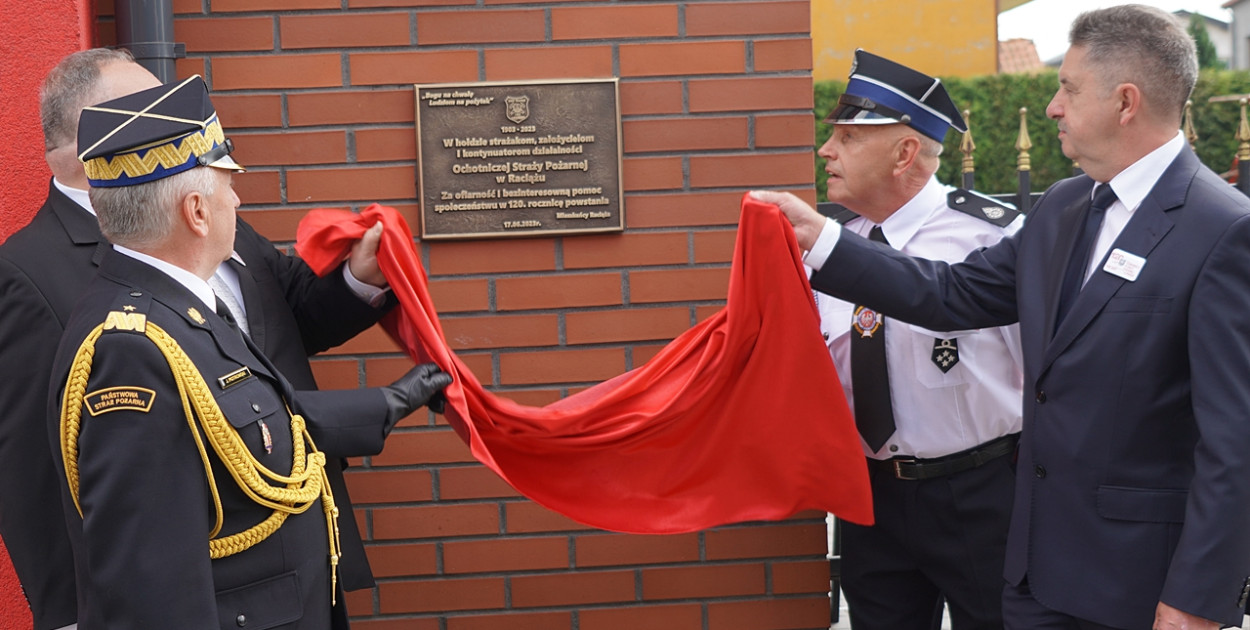 Odsłonięcie pamiątkowej tablicy z okazji jubileuszu 120-lecia OSP Raciąż [fot.: Dawid Ziółkowski]