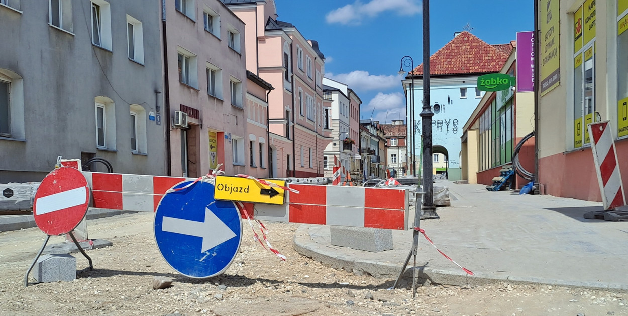 Coraz częściej pojawiają się pytania, kiedy ten odcinek Warszawskiej będzie przypominał normalną ulicę [foto z  25 czerwca/D.T.]