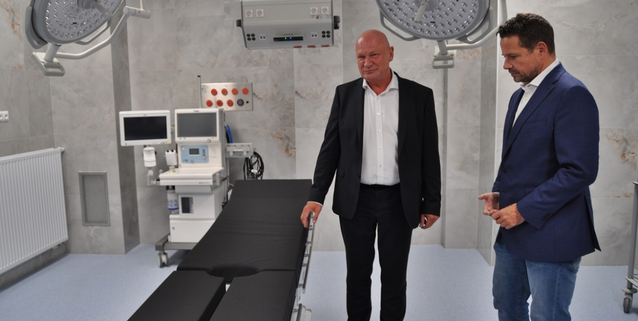 Na zdjęciu prezydent Warszawy Rafał Trzaskowski i Paweł Obermeyer, prezes Zarządu Szpitala Czerniakowskiego [fot.: zbiory szpitala]
