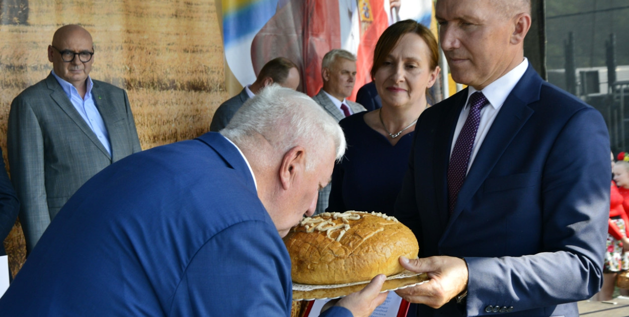 Starostowie dożynkowi przekazują wójtowi gminy Płońsk bochen chleba wypieczony z mąki z tegorocznych zbiorów [fot.: D.T]