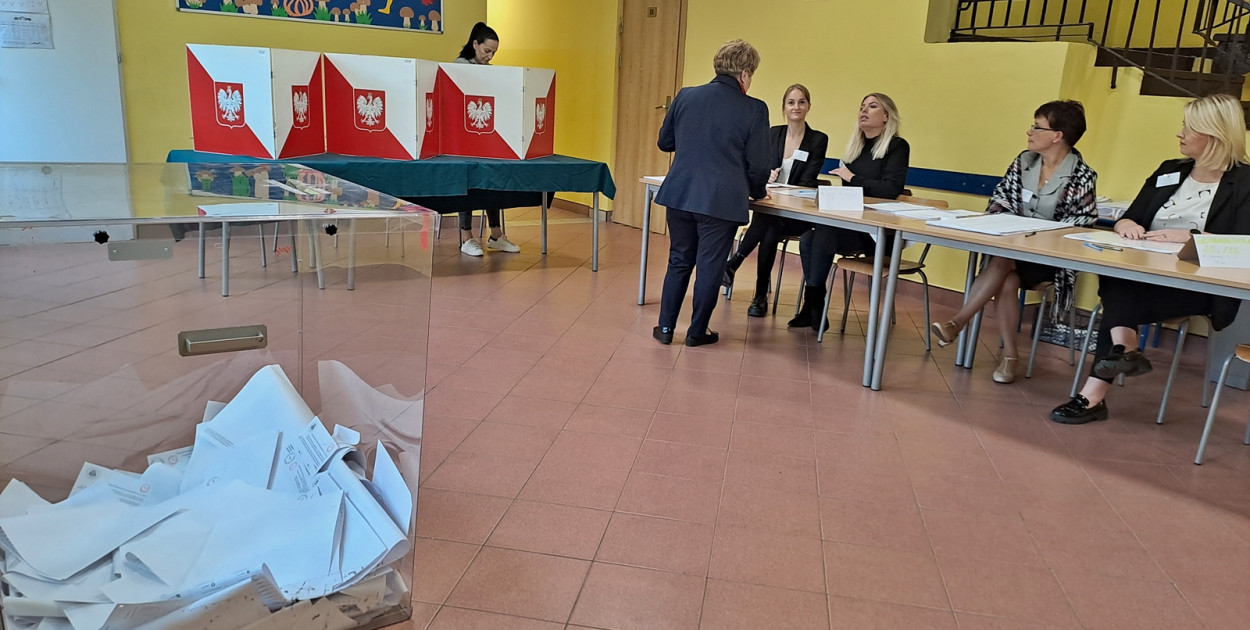 Jedna z obwodowych komisji wyborczych w Płońsku [fot.: Redakcja/Zdjęcie ilustracyjne]