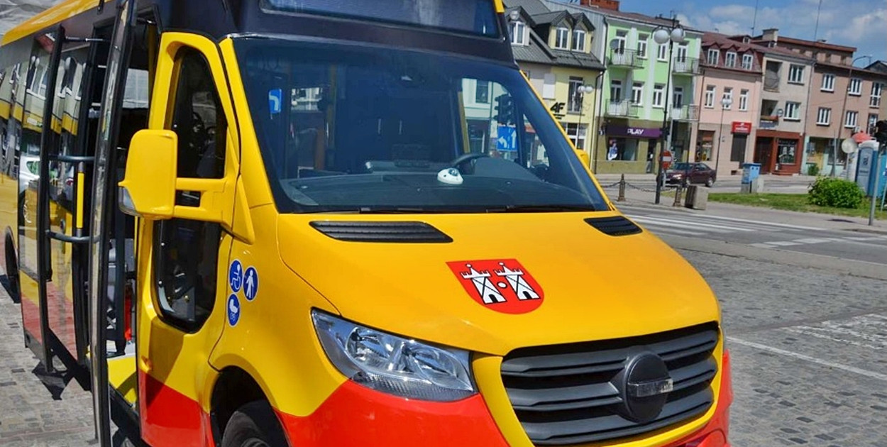 Czerwiec 2021 roku - pierwszy ekologiczny, elektryczny autobus płońskiej komunikacji miejskiej zaparkował w naszym rynku [fot.: zbiory urzędowe/archiwum]