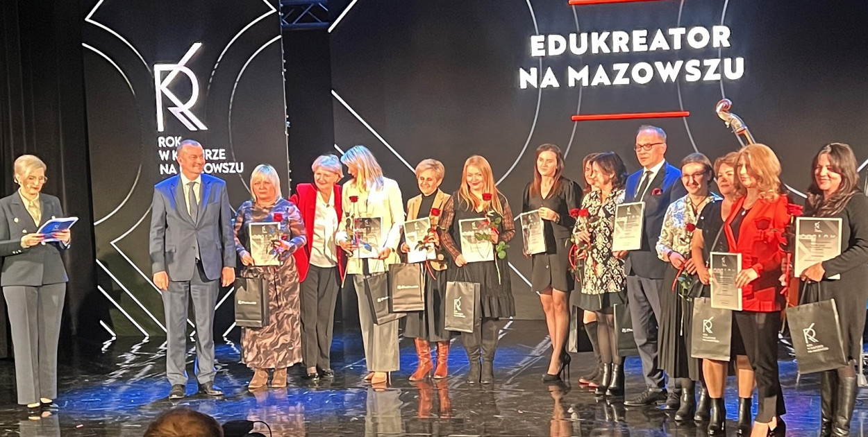Nagrodę odebrała dyrektor SP nr 4 w Płońsku Marzanna Szacherska (trzecia od lewej) [fot.: zbiory szkolne/fb]