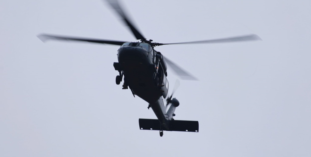 W akcji w okolicach Płońska brali udział m.in. policjanci stanowiący załogi helikopterów z Zarządu Lotnictwa Policji GSP KGP [fot.: Czarek Lewandowski]
