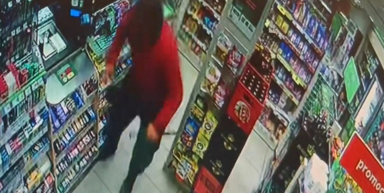 Policjanci zabezpieczyli między innymi nagrania ze sklepowego monitoringu, wykonali oględziny, zabezpieczyli ślady [screen ze sklepowego monitoringu/fb]