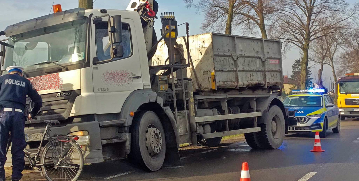 Z miejsca porannego zdarzenia na drodze w miejscowości Strachowo (gmina Płońsk) [fot.: Łukasz Wielechowski]]