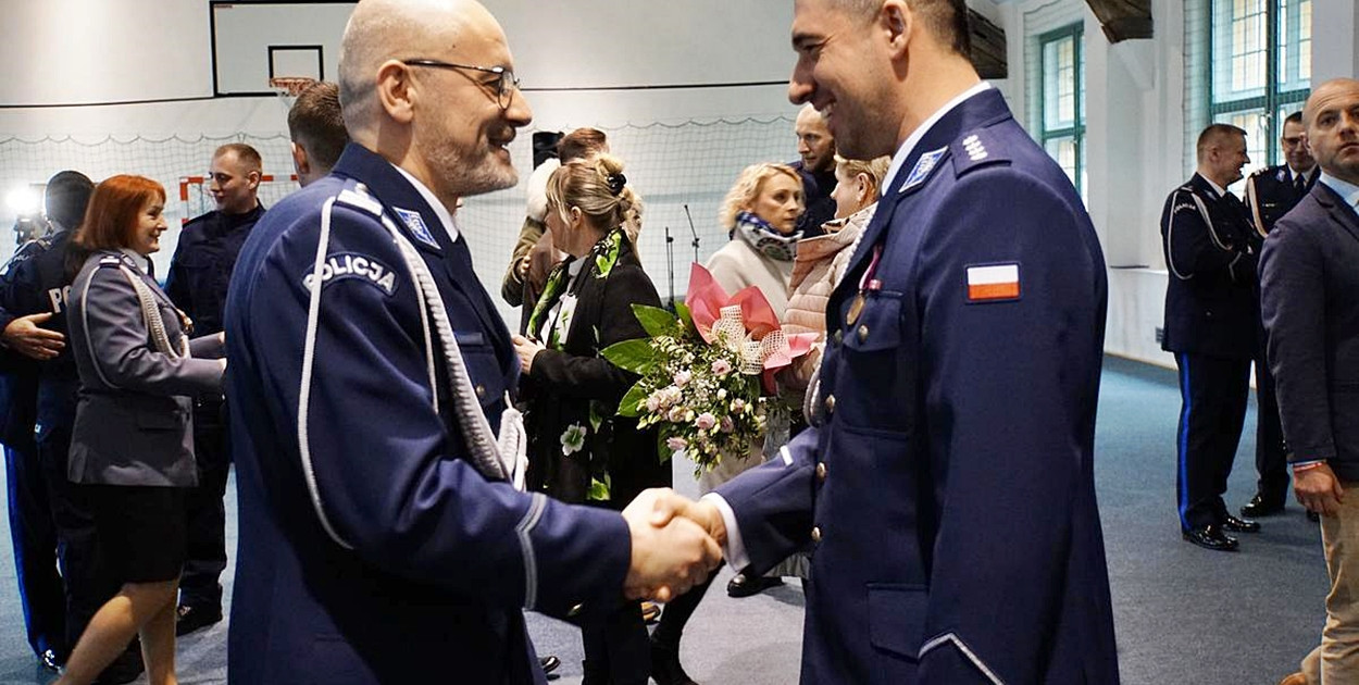 Z lewej insp. Jarosław Brzozowski [fot.: zbiory policji warmińsko-mazurskiej]