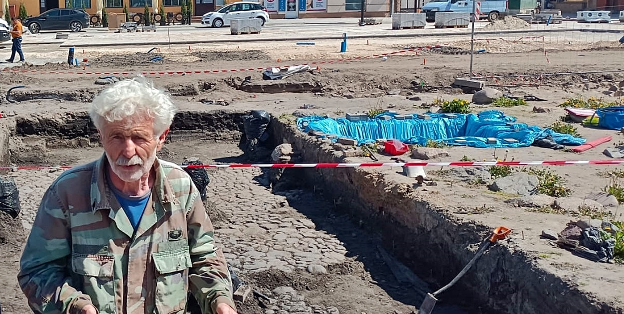 Na zdjęciu Marek Gierlach, archeolog, który prowadził prace wykopaliskowe m.in. w naszym zrewitalizowanym rynku [fot.: Redakcja/Archiwum]