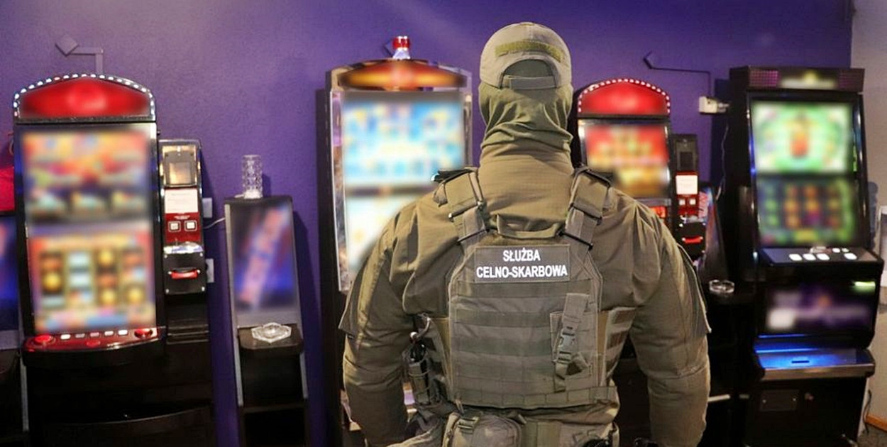 Podczas akcji w Płońsku zabezpieczono ponad 20 automatów do gier hazardowych [Fot.: Podlaska KAS]