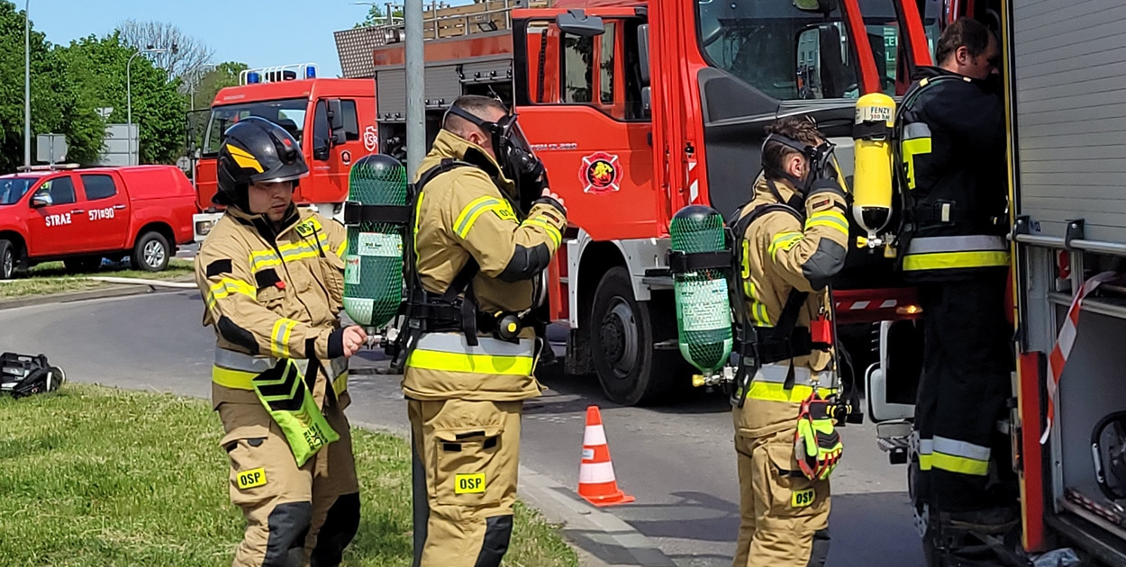 W czwartek doszło do pożaru instalacji fotowoltaicznej i poddasza płońskiego hotelu. W akcji ratunkowej brało udział blisko 100 strażaków [fot.: Marek Karpowicz/Wirtualne Mazowsze 24]