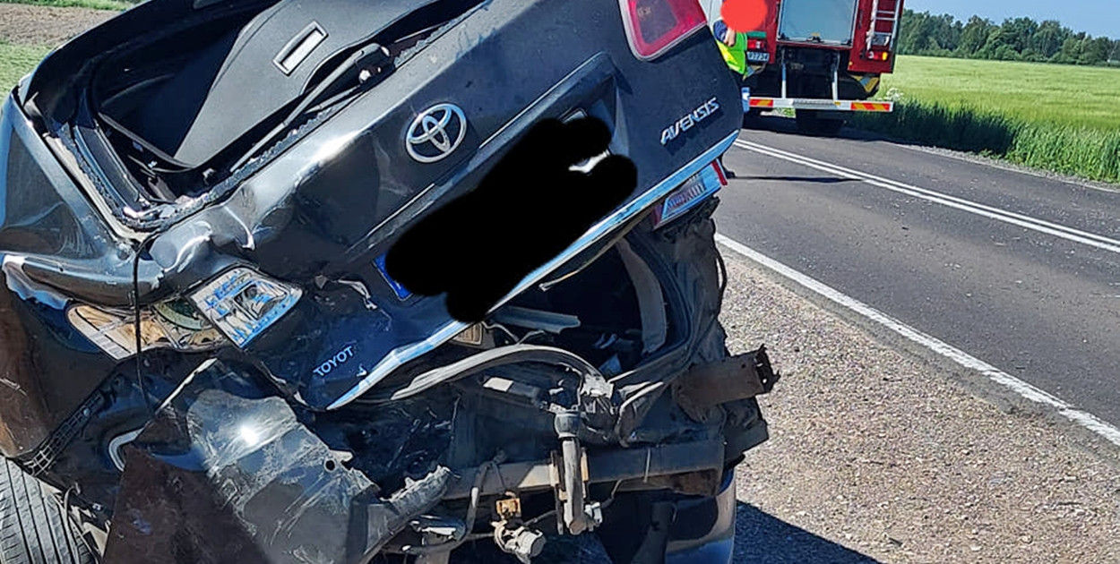 Kierowcą toyoty był 47-letni mieszkaniec powiatu płońskiego. Toyotą podróżowała jeszcze kobieta, która trafiła do szpitala [fot.: OSP KSRG Kołoząb]