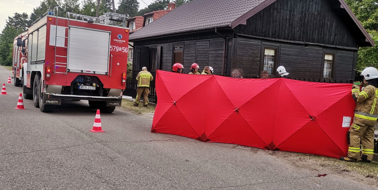 To zdjęcie z kolei ze zdarzenia z udziałem dzikiego zwierzęcia z 25 maja, kiedy to łoś, jak podają strażacy z OSP KSRG Królewo, próbując przedostać się na drugą stronę, zawisł na ogrodzeniu na terenie jednej z posesji [fot.: OSP KSRG Królewo]