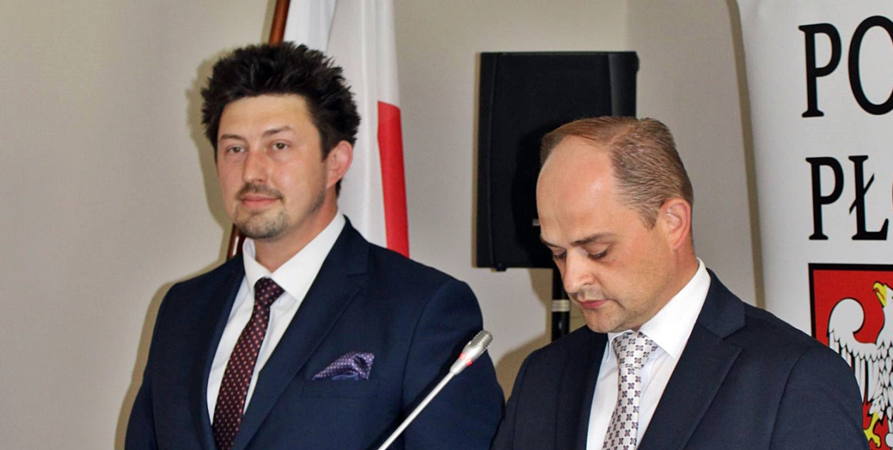 Zdjęcie z ostatniej sesji Rady Powiatu Płońskiego. Od lewej starosta Artur Adamski i wicestarosta Jacek Ryziński [fot.: zbiory starostwa]