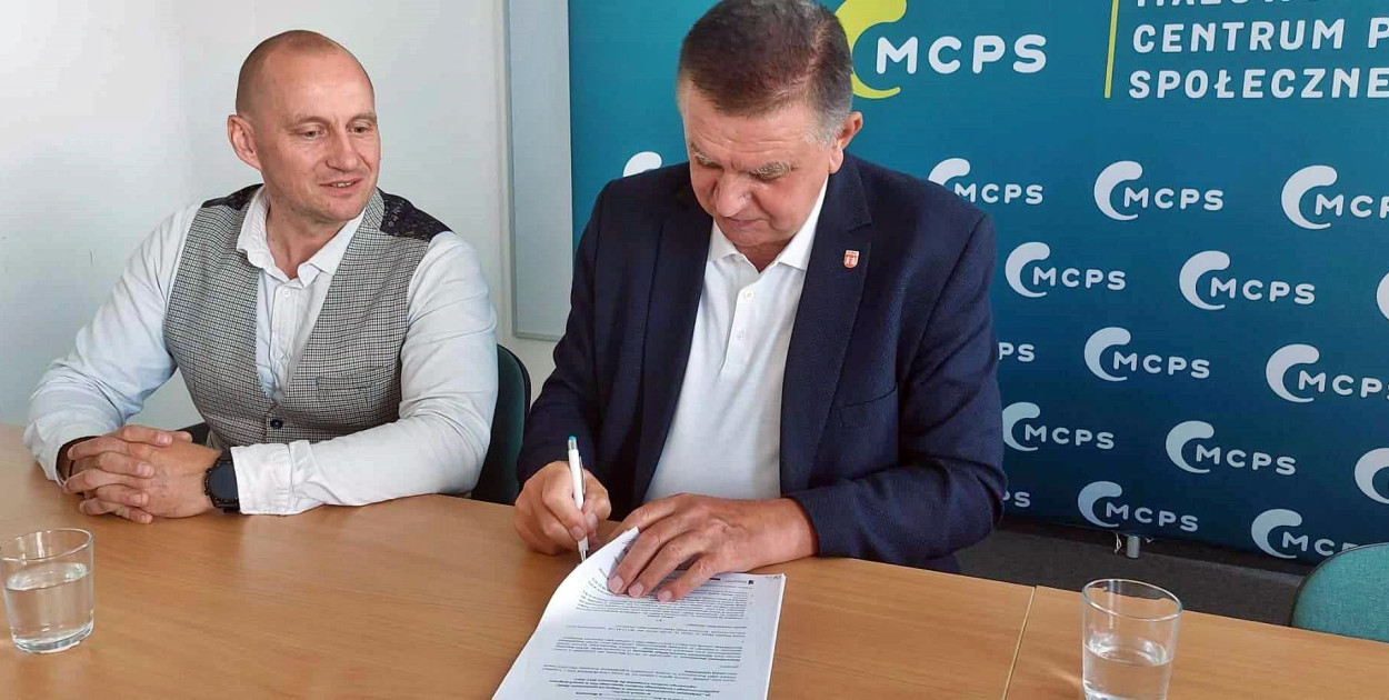 Umowę podpisali burmistrz Andrzej Pietrasik oraz Aleksander Kornatowski, dyrektor MCPS. W wydarzeniu uczestniczył Łukasz Gołębiewski, kierownik MOPS w Płońsku (z lewej) [fot.: zbiory urzędowe]