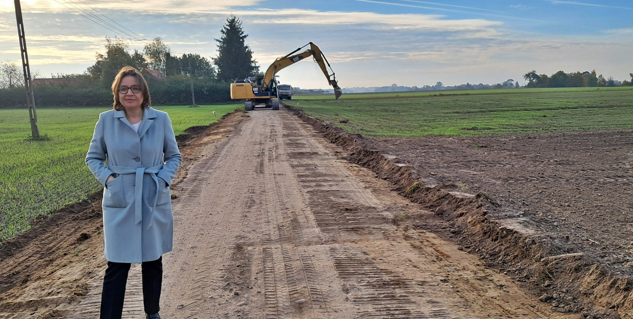 Na zdjęciu, w rejonie robót drogowych, wójt Beata Pierścińska [fot.: zbiory urzędowe]