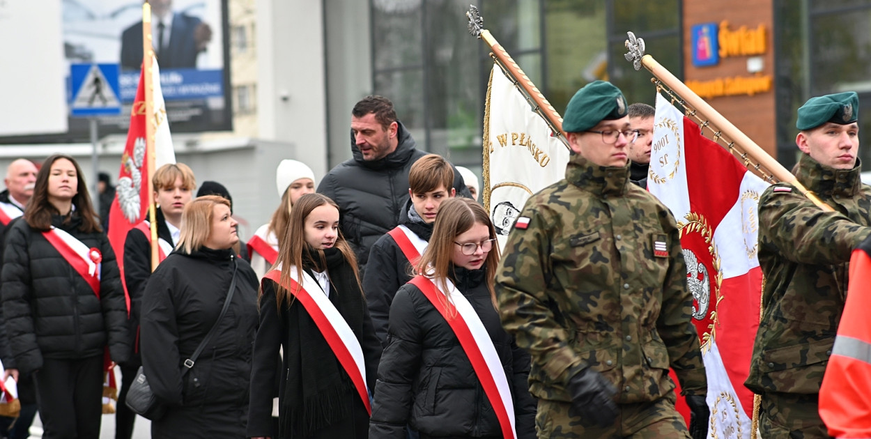 Przemarsz ulicą Grunwaldzką podczas rocznicowych obchodów Narodowego Święta Niepodległości pod pomnik marszałka Józefa Piłsudskiego [fot.: Marta Jankowska]