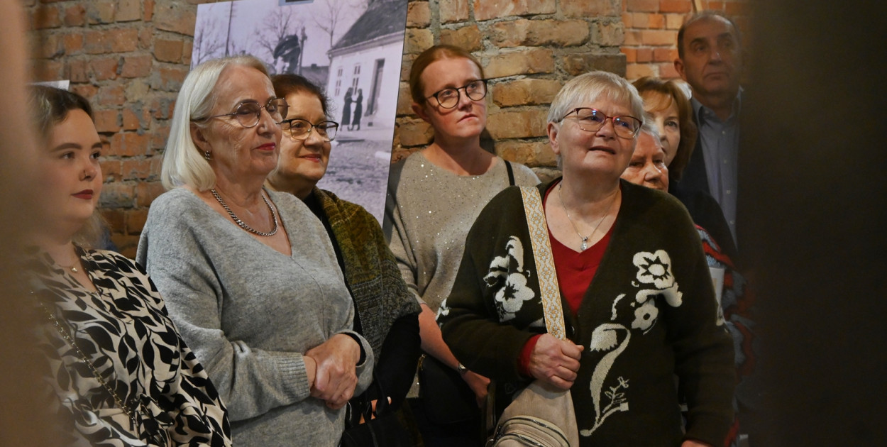 W odrestaurowanym budynku po dawnym dworcu kolejowym powstało Muzeum Ziemi Płońskiej. Ma tam też swoją siedzibę Pracownia Dokumentacji Dziejów Miasta Płońska. Pierwsza, bardzo ciekawa  wystawa w tym miejscu za nami [fot.: Marta Jankowska]