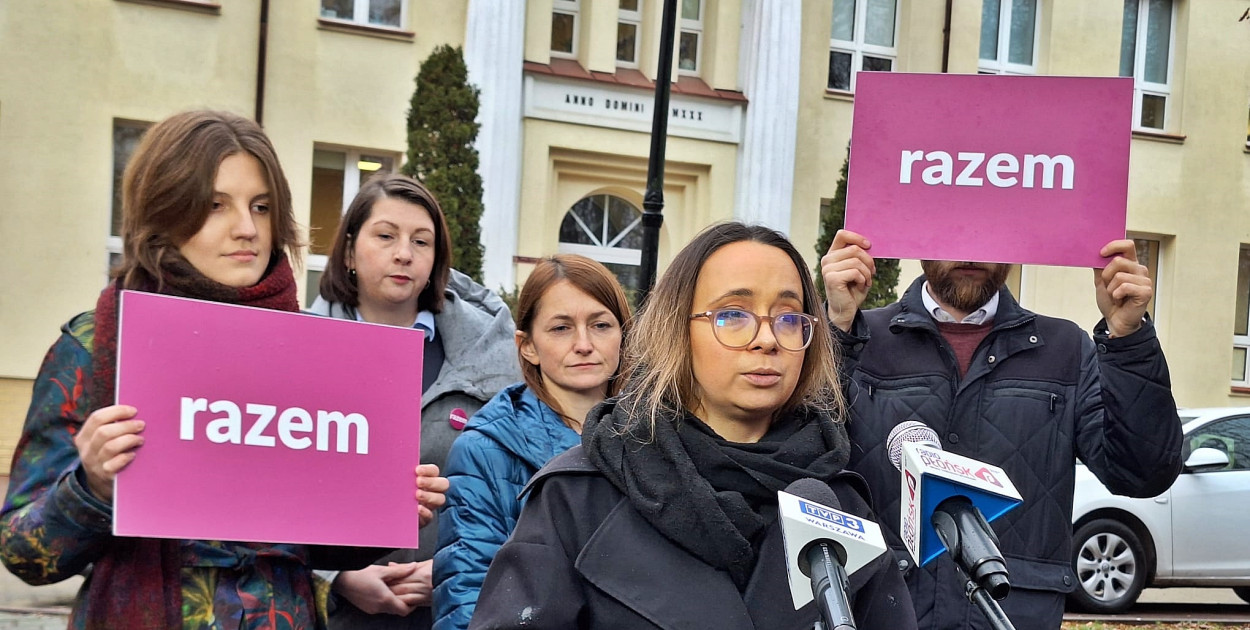 - Jeżeli kobieta chce rodzić naturalnie to państwo ma psi obowiżek zrobić wszystko, żeby kobieta czuła się bezpiecznie i miała blisko porodówkę, bo to jest coś najbardziej naturlanego na świecie - to, że dzieci się rodzą - mówiła m.in. przed płońskim szpitalem posłanka Marcelina Zawisza, wiceprzewodniczącą Sejmowej Komisji Zdrowia.