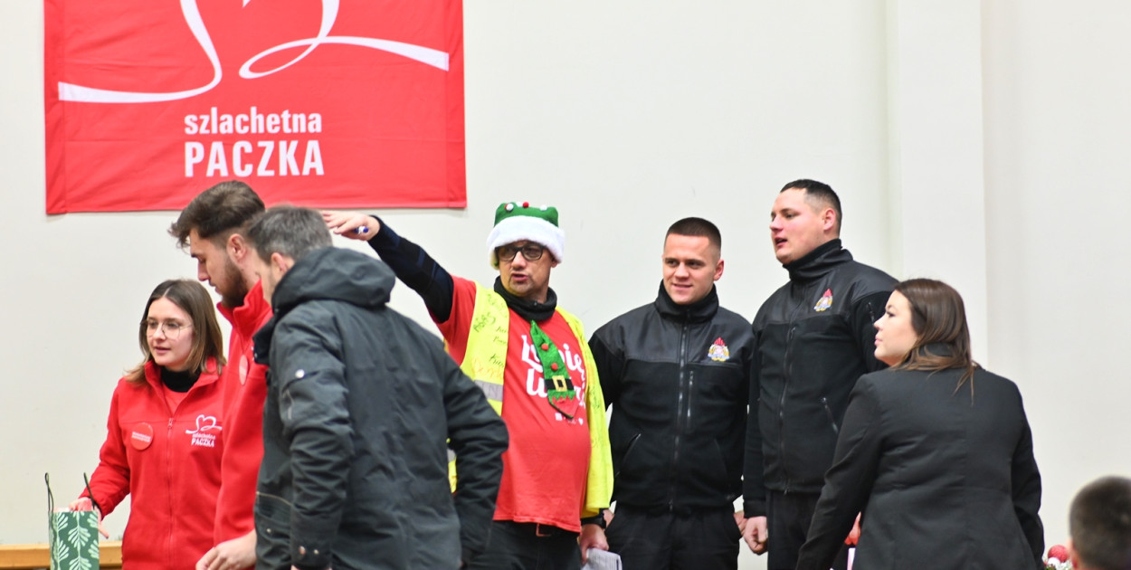 Ten grudniowy weekend nazwany został 'weekendem cudów'. Dla organizatorów akcji i wolontariuszy Szlachetnej Paczki to dwa najważniejsze dni w roku. Hojni darczyńcy do magazynów dostarczają skompletowane paczki, które trafiają do potrzebujących [fot.: Marta Jankowska]