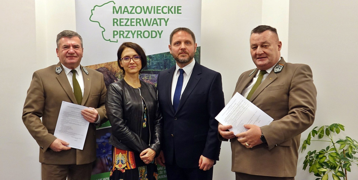 W uroczystym podpisaniu zarządzeń w sprawie utworzenia rezerwatów wzięli udział Dyrektor Regionalnej Dyrekcji Lasów Państwowych w Warszawie Tomasz Jóźwiak, Dyrektor Regionalnej Dyrekcji Lasów Państwowych w Łodzi Jacek Chudy oraz Zastępca Regionalnego Dyrektora Ochrony Środowiska-Regionalny Konserwator Przyrody w Warszawie Aneta Adamska [fot.: gov.pl]