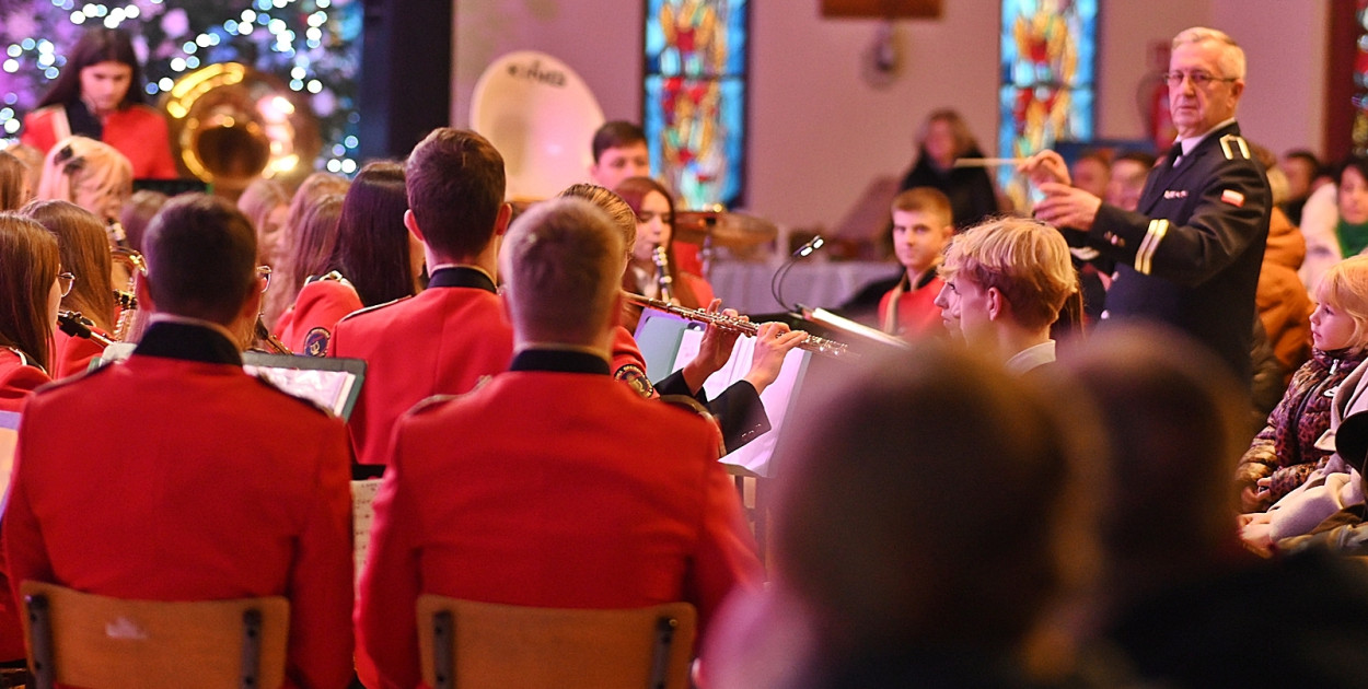 Młodzieżowa Orkiestra Dęta 'Con Grazia' pod dyrekcją Leszka Kalkowskiego zapewniła płońszczanom zgromadzonym w kościele po raz kolejny nie lada gratkę muzyczną [fot.: Marta Jankowska]