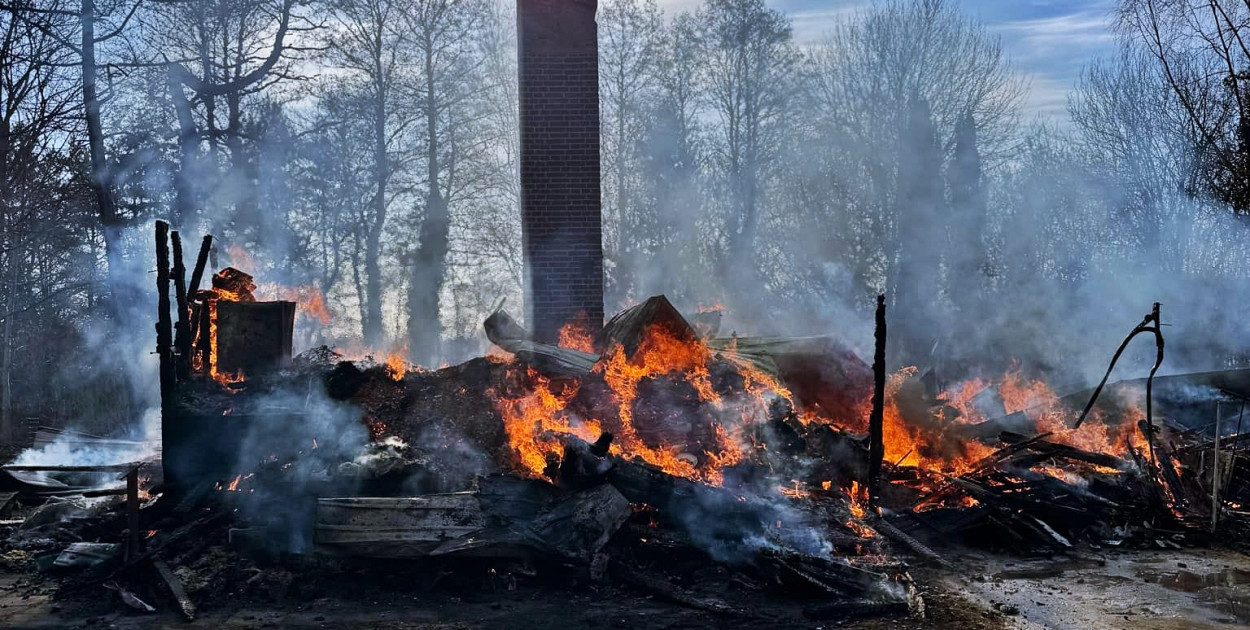 Pogorzelisko po pożarze we wsi Szumlin [fot.: OSP Sochocin]