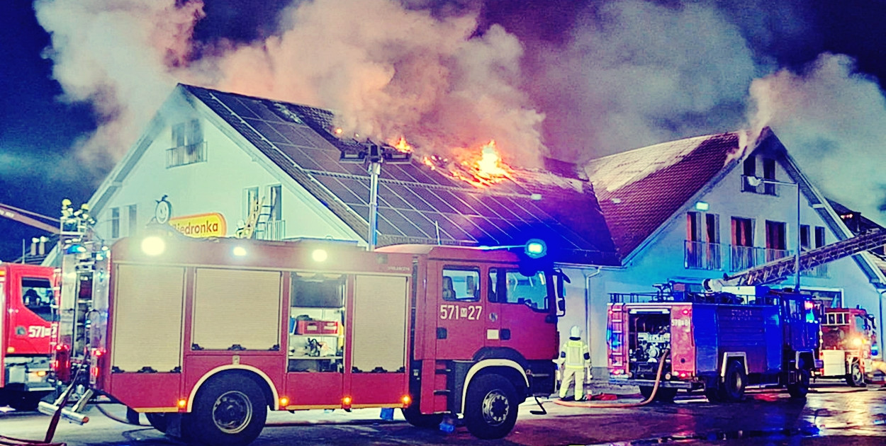 Do pożaru dyskontu Biedronka w Płońsku, przy ul. Młodzieżowej doszło w grudniową noc ubiegłego roku [fot.: zbiory redakcji] 