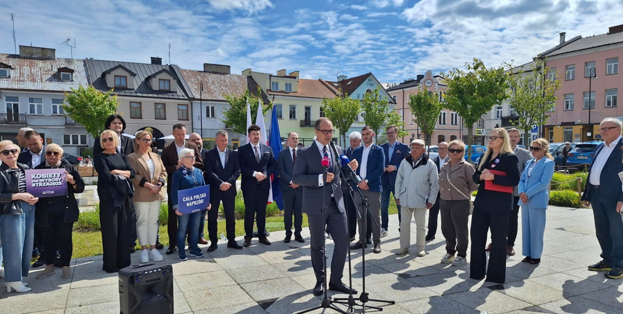 Dziś w płońskim rynku odbyła się konferencja prasowa, podczas której udzielano poparcia Rafałowi Trzaskowskiemu [fot.: Łukasz Wielechowski]
