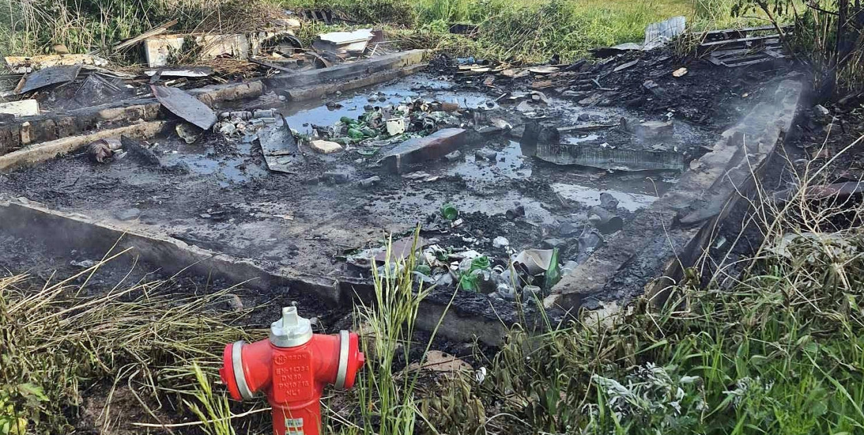 Tyle zostało z budynku gospodarczego [fot.: OSP KSRG Czerwińsk nad Wisłą]