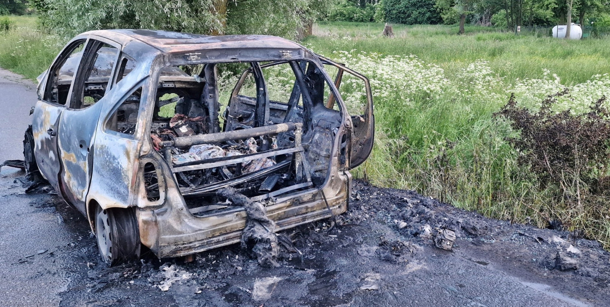 Z miejsca zdarzenia. Auto spłonęło doszczętnie [fot.: OSP KSRG Dzierzążnia]
