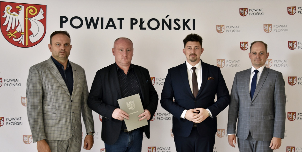 Powiatowe władze i dyrekcja PZD z wykonawcą drogowej inwestycji [fot.: zbiory starostwa]