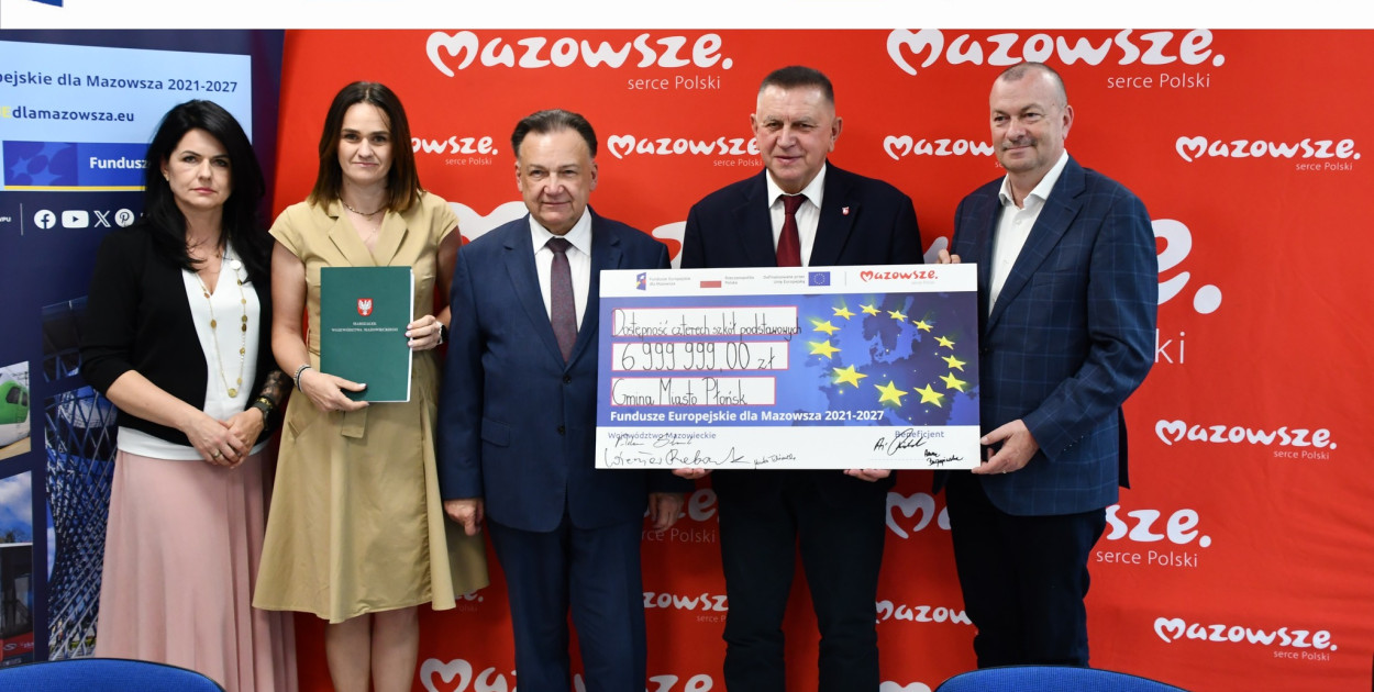 Umowę o dofinansowanie podpisał z władzami Województwa Mazowieckiego (marszałkami) burmistrz Płońska [fot.: zbiory UM w Płońsku]