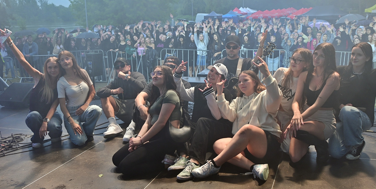 Zespół 'Łobuzy' z fankami na płońskiej scenie [fot.: Marta Jankowska]