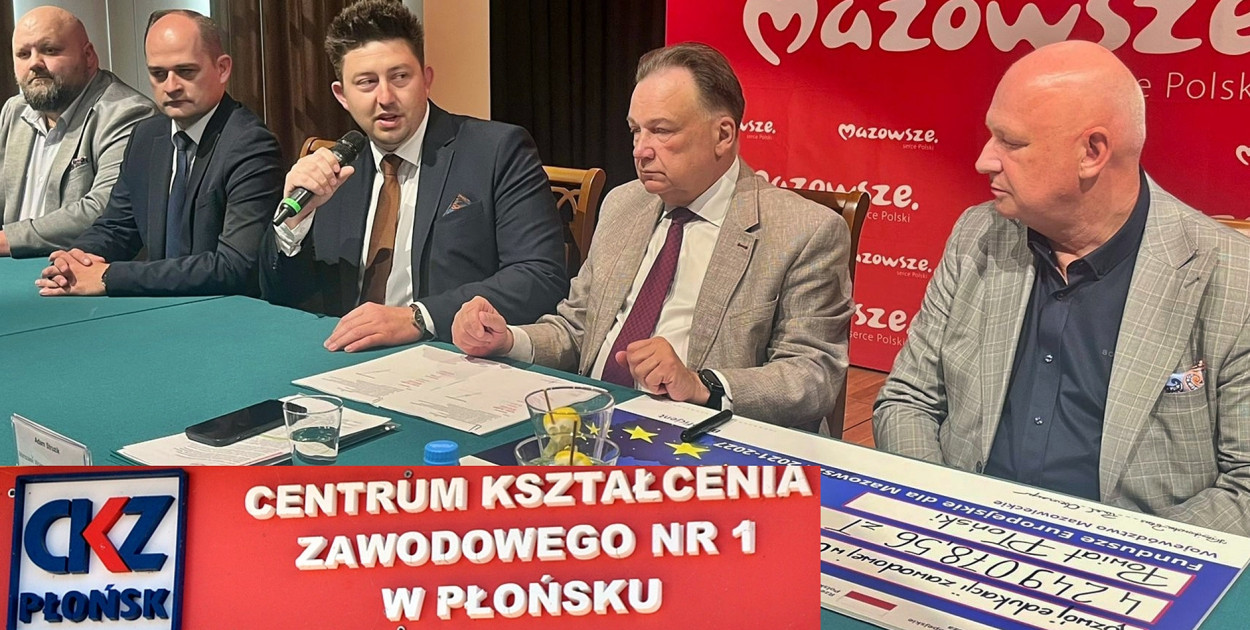 Dzisiaj w Muzeum Romantyzmu w Opinogórze władze naszego powiatu podpisały z marszałkiem województwa mazowieckiego Adamem Struzikiem umowę o dofinansowanie ze środków Unii Europejskiej na realizację projektu pn. „Rozwój nowoczesnej infrastruktury w zakresie edukacji zawodowej w Centrum Kształcenia Zawodowego nr 1 w Płońsku” [fot.: zbiory starostwa/dodatki: Redakcja]