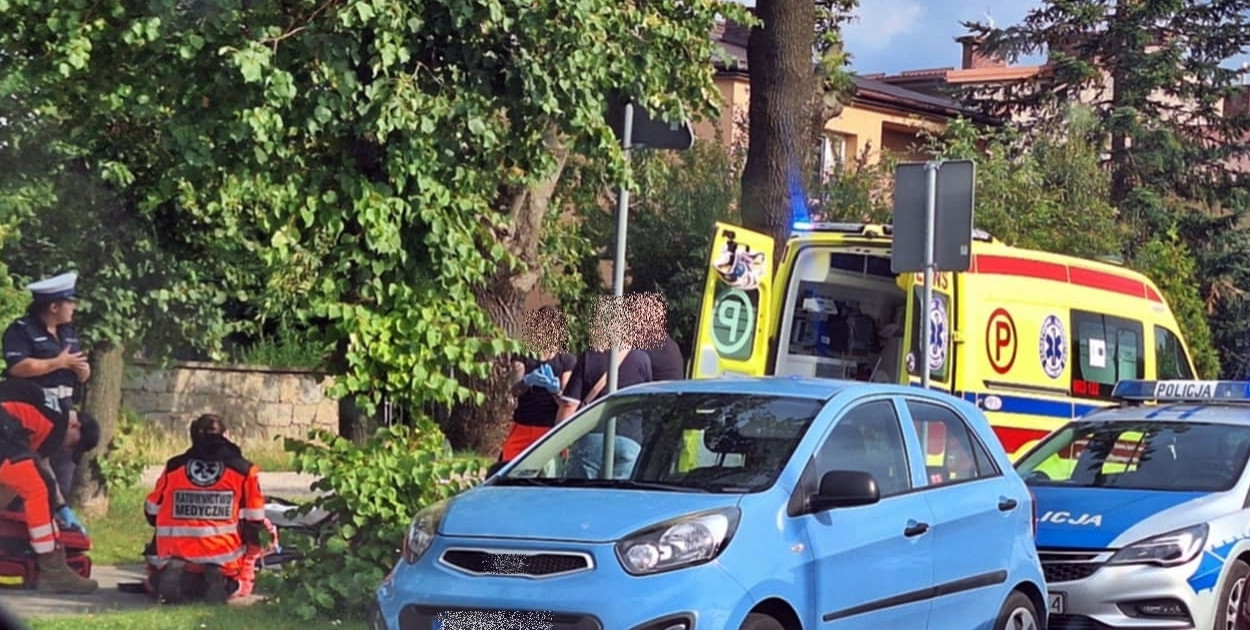 Z miejsca zdarzenia. Służby medyczne udzielają pomocy 77-letniej płońszczance [fot.: zbiory redakcji] 