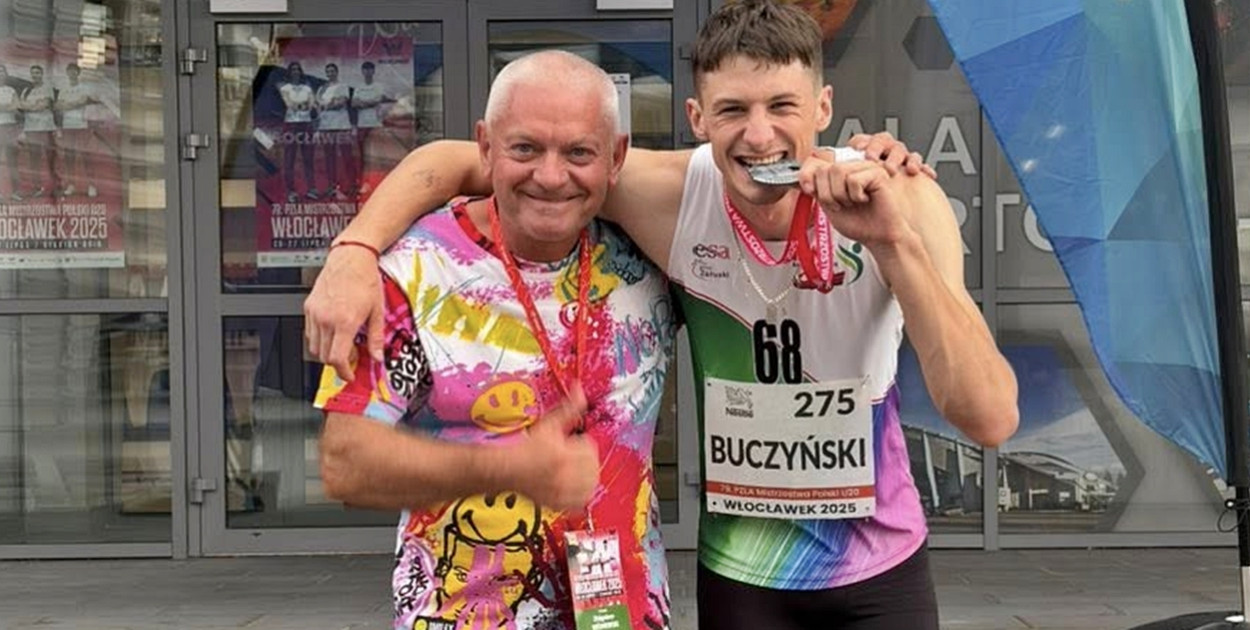 Kacper Buczyński z trenerem Zbigniewem Wiśniewski. Medal mistrzostw Polski smakuje szczególnie [fot.: zbiory klubowe]