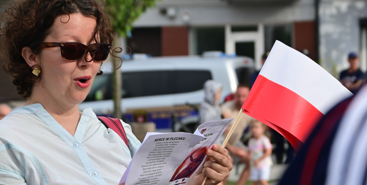 Uczestnicy płońskich obchodów rocznicy wybuchu Powstania Warszawskiego śpiewali powstańcze piosenki [fot.: Marta Jankowska]