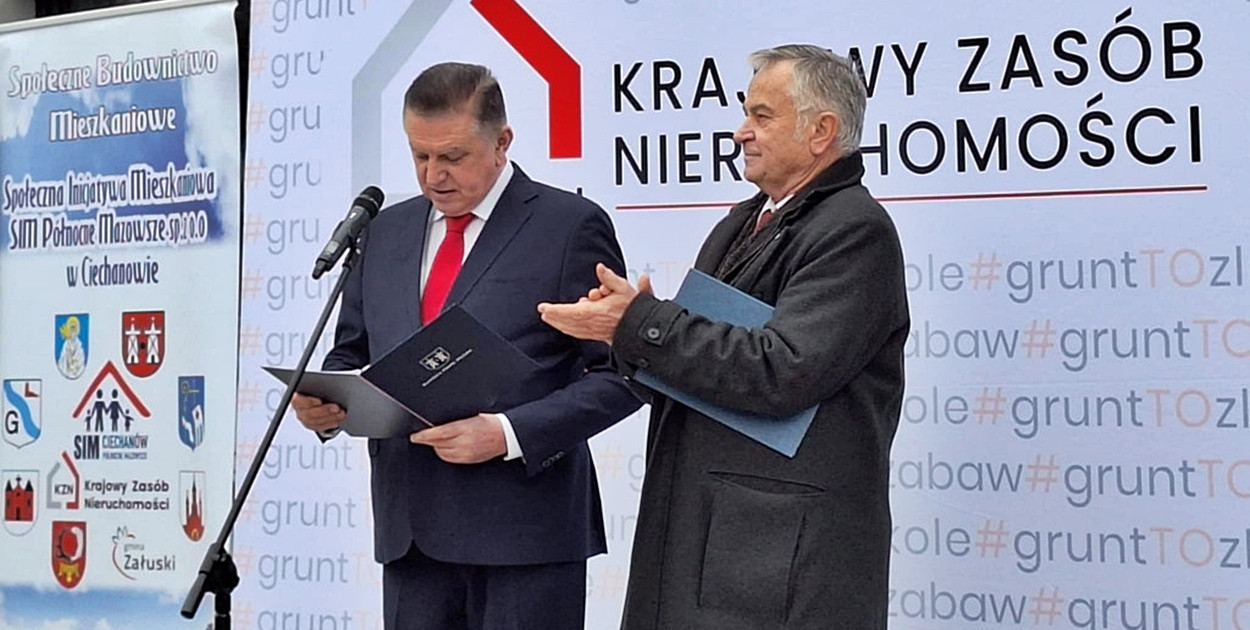 Burmistrz Płońska Andrzej Pietrasik i prezes Społecznej Inicjatywy Mieszkaniowej Północne Mazowsze Roman Niesiobędzki podczas oficjalnego otwarcia bloku przy ul. Padlewskiego [fot.: zbiory redakcji]
