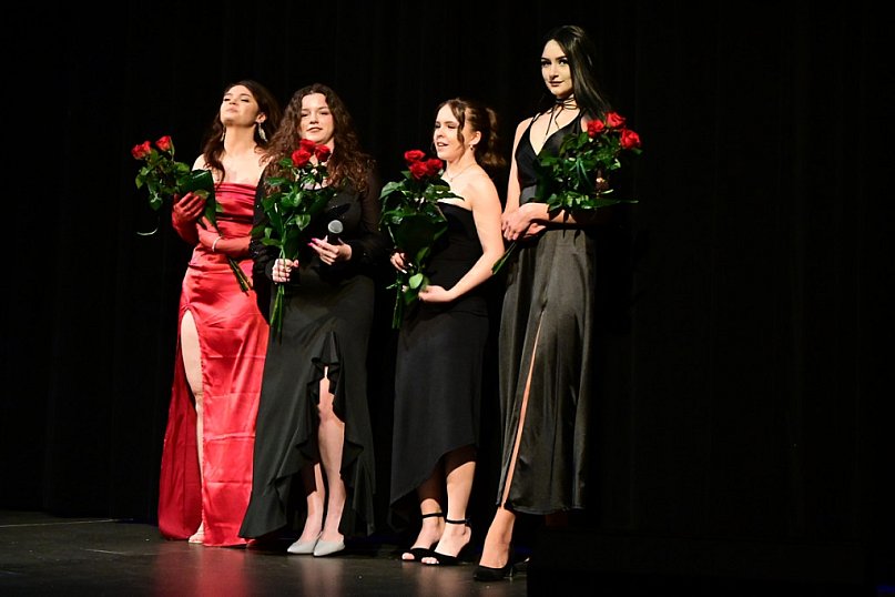 Na scenie uczennice ZS nr 1 i aktor S. Górka