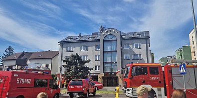 Pożar w płońskim hotelu. Na miejscu kilkanaście jednostek straży pożarnej -17227