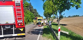 BMW popchnięte przez mercedesa, potraciło rowerzystów