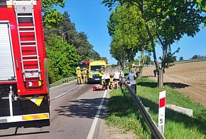 BMW popchnięte przez mercedesa, potraciło rowerzystów. Cykliści w szpitalu -22357