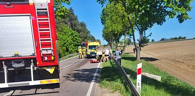BMW popchnięte przez mercedesa, potraciło rowerzystów. Cykliści w szpitalu -22357