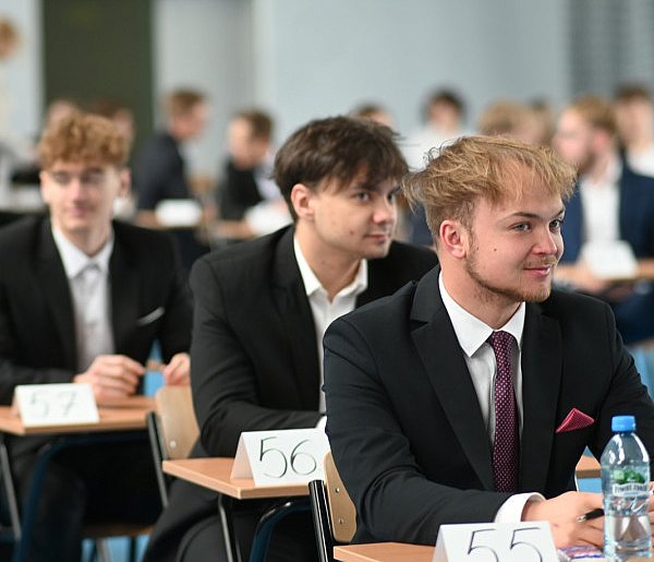 Czas na maturę! Egzamin zdaje ponad pół tysiąca uczniów naszych szkół -22385